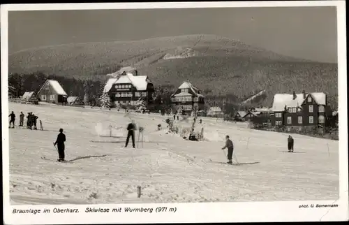 Ak Braunlage im Oberharz, Skiwiese mit Wurmberg, Skifahrer, Winteransicht