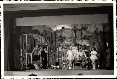 Foto Ak Schauspieler auf der Bühne, Theaterszene