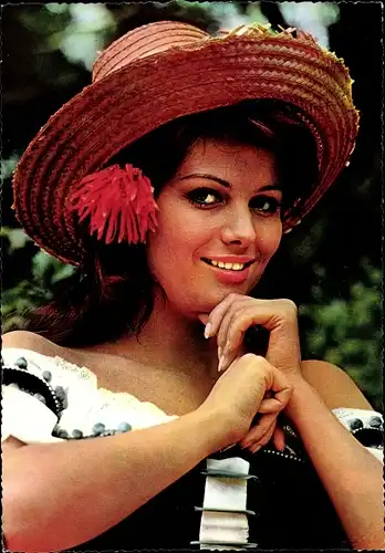 Ak Schauspielerin Claudia Cardinale, Portrait mit Strohhut