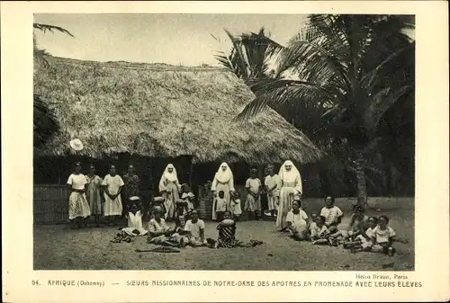 Ak Dahomey Benin, Soeurs Missionnaires de Notre Dame des Apotres en Promenade avec Eleves