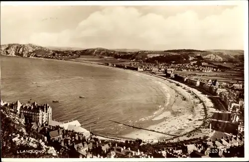 Ak Llandudno Wales, Bay, Blick auf den Ort