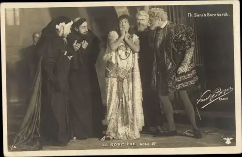 Ak Theaterszene La Sorcière, Acte IV, Schauspielerin Sarah Bernhardt