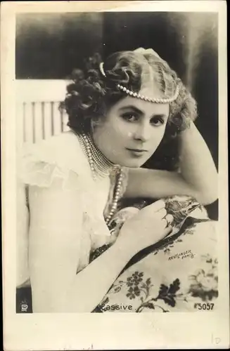 Ak Schauspielerin Armande Cassive, Portrait, Perlenketten, Reutlinger Paris