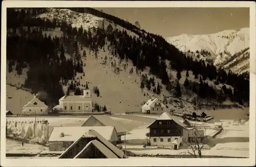 Foto Ak Donnersbachwald Steiermark, Blick auf den Ort im Winter, Kirche