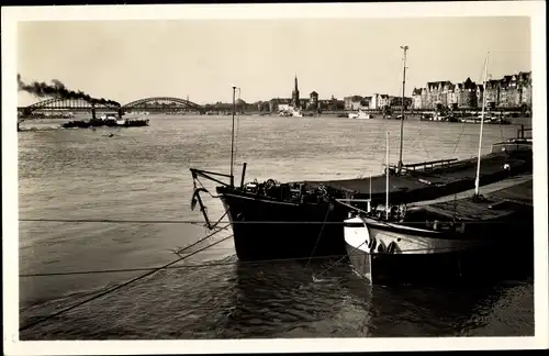 Ak Düsseldorf am Rhein, Rheinpartie, Brücke, Boote