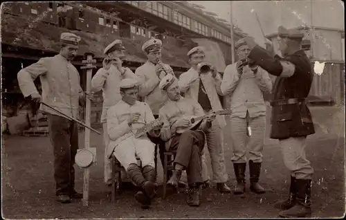 Foto Ak Deutsche Soldaten in Frankreich ca. 1916, Musikinstrumente, Militärkapelle