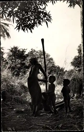 Ak Afrique Noire, Femme pilant le mil