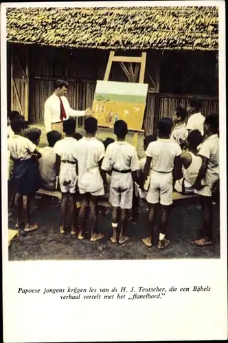 Ak Papua Neuguinea, H. J. Teuscher gibt Bibelunterricht