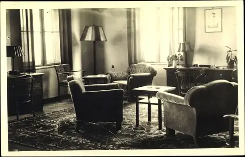 Foto Ak Innenansicht von einem Zimmer, Sessel, Stehlampe
