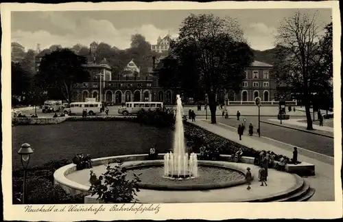 Ak Neustadt an der Weinstraße, Bahnhofsplatz, Springbrunnen