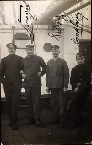Foto Ak Vier Seeleute an Deck eines Schiffes
