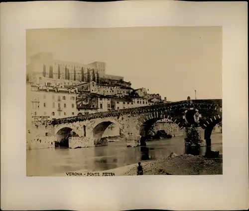 Foto um 1880, Verona Veneto, Ponte Pietra, Blick zum Castel San Pietro