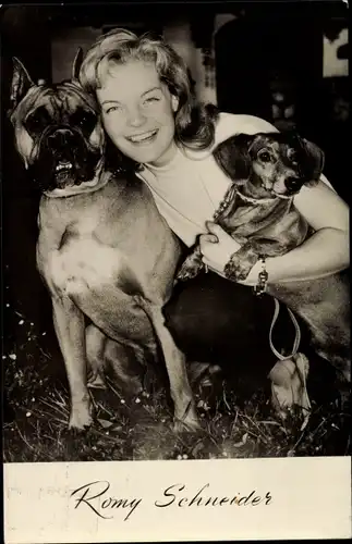 Ak Schauspielerin Romy Schneider mit Dackel und Bulldogge, Portrait