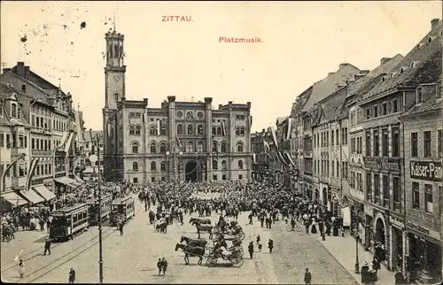 Ak Zittau Oberlausitz, Marktplatz mit Rathaus, Platzmusik, Straßenbahnen