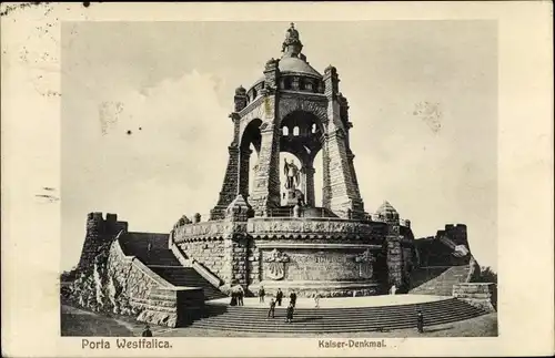Ak Porta Westfalica, Besucher vor dem  Kaiser Wilhelm Denkmal