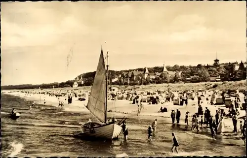 Ak Ostseebad Zinnowitz auf Usedom, Strandpartie, Segelboot, Badegäste