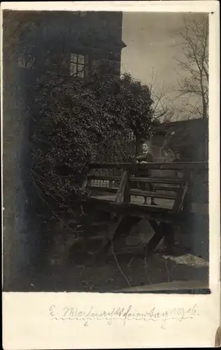 Foto Ak Nürnberg in Mittelfranken Bayern, Junge auf einer Holzbrücke