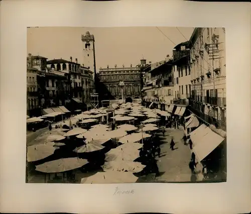 Foto um 1880, Verona Veneto, Piazza delle Herbe, Marktplatz, Schirme