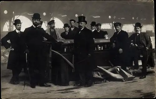 Foto Ak Frankreich, Galerie des Machines, Männer, Buchstand, Vitrine