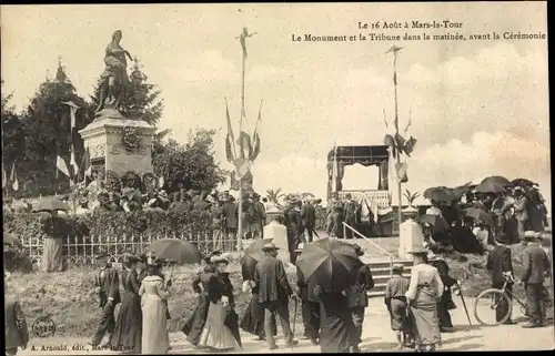 Ak Mars la Tour Lothringen Meurthe et Moselle, Le Monument et la Tribune dans la matinée, Cérémonie