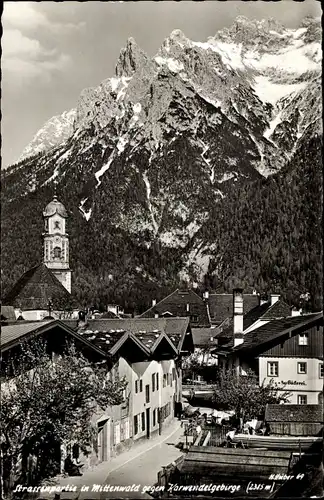 Ak Mittenwald in Oberbayern, Straßenpartie gegen Karwendelgebirge