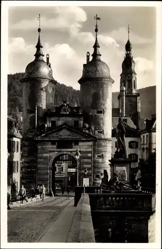 Ak Heidelberg am Neckar, das Brückentor mit Karl-Theodor-Brücke