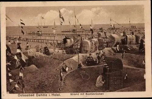 Ak Ostseebad Dahme in Holstein, Strand mit Bootsbrücken