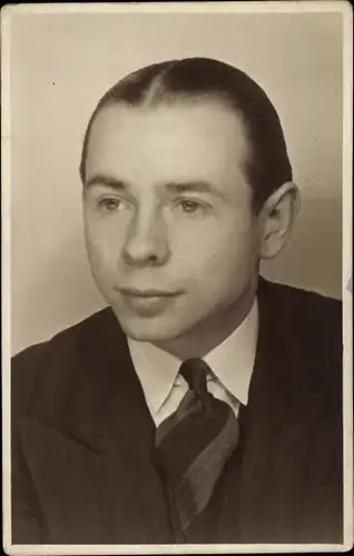 Foto Ak Charly Schröder, Portrait im Anzug