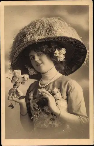 Ak Frauenportrait, Dame mit Hut, Perlenkette, Rosen