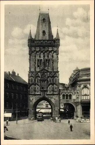 Ak Praha Prag, Strassenbahn durchfährt alten Pulverturm