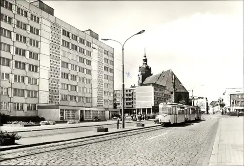 Foto Ak Brandenburg an der Havel, Straßenpartie, Straßenbahn, Plattenbau, Kirche