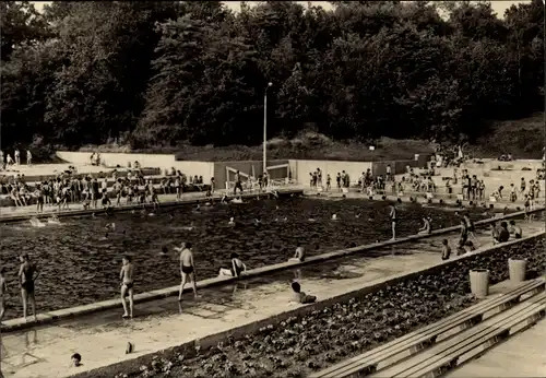 Ak Brandenburg an der Havel, Schwimmbad am Marienberg, Badegäste