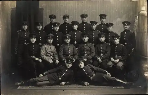 Foto Ak Deutsche Soldaten in Uniform, Gruppenbild, Düsseldorf
