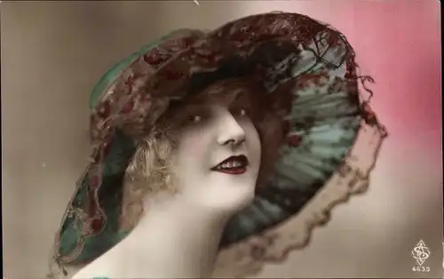 Ak Frauenportrait, Dame mit Hut