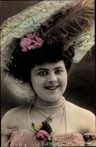 Ak Frauenportrait, Dame mit Hut, Feder, Perlenkette