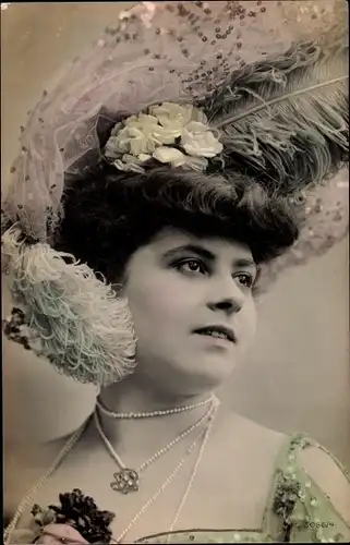 Ak Frauenportrait, Dame mit Hut, Feder, Perlenkette