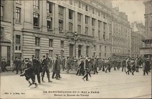 Ak La Manifestation du 1er Mai a Paris, Devant la Bourse du Travail