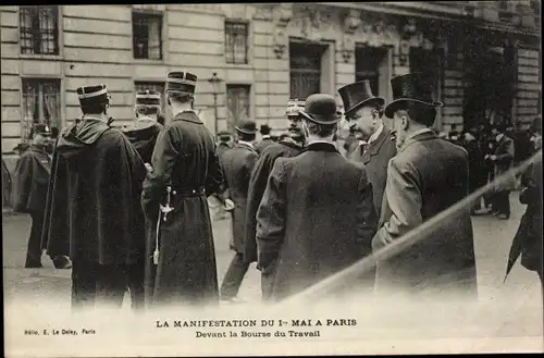 Ak La Manifestation du 1er Mai a Paris, Devant la Bourse du Travail
