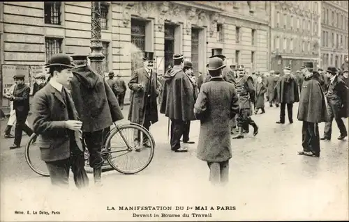 Ak La Manifestation du 1er Mai a Paris, Devant la Bourse du Travail