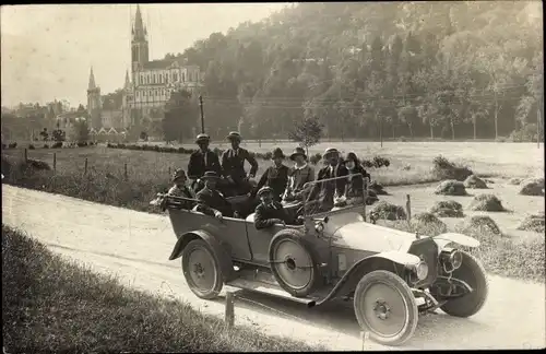 Foto Ak Lourdes Hautes Pyrénées, offenes Automobil, Ausflugsgesellschaft