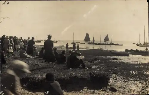 Foto Ak Charente Maritime, Zuschauer bei einer Regatta, Segelboote