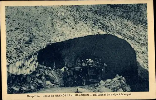 Ak Dauphiné Isère, Route de Grenoble au Glandon, un tunnel de neige a Maupas, Auto