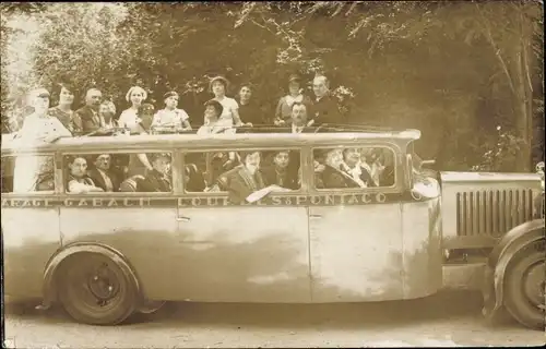 Foto Ak Lourdes Hautes Pyrénées, Personen im offenen Autobus, Garage Gabach
