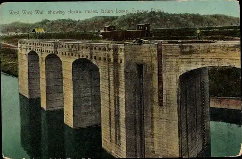 Ak Panamakanal Panama, West Wing Wall, Showing electric mules, Gatun Locks