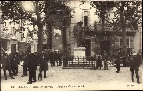 Ak Arles Bouches du Rhône, Statue de Mistral, Place du Forum
