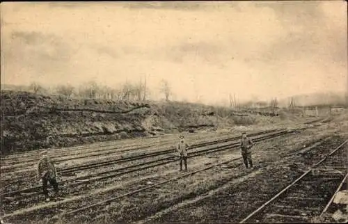 Ak Soissons Aisne, Deutsche Soldaten in Uniformen auf der Bahnstrecke, I WK