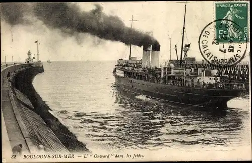 Ak Boulogne sur Mer Pas de Calais, L'Onward dans les Jetees, Fährschiff, Leuchtturm