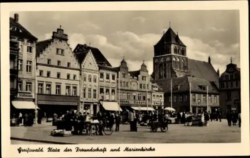 Ak Hansestadt Greifswald, Platz der Freundschaft, Marienkirche, Geschäftshäuser