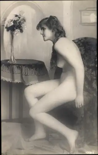 Foto Ak Erotik, sitzender Frauenakt, Busen, Beine