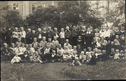 Foto Ak Wanne Herne im Ruhrgebiet, Kinder und Frau, Gruppenaufnahme